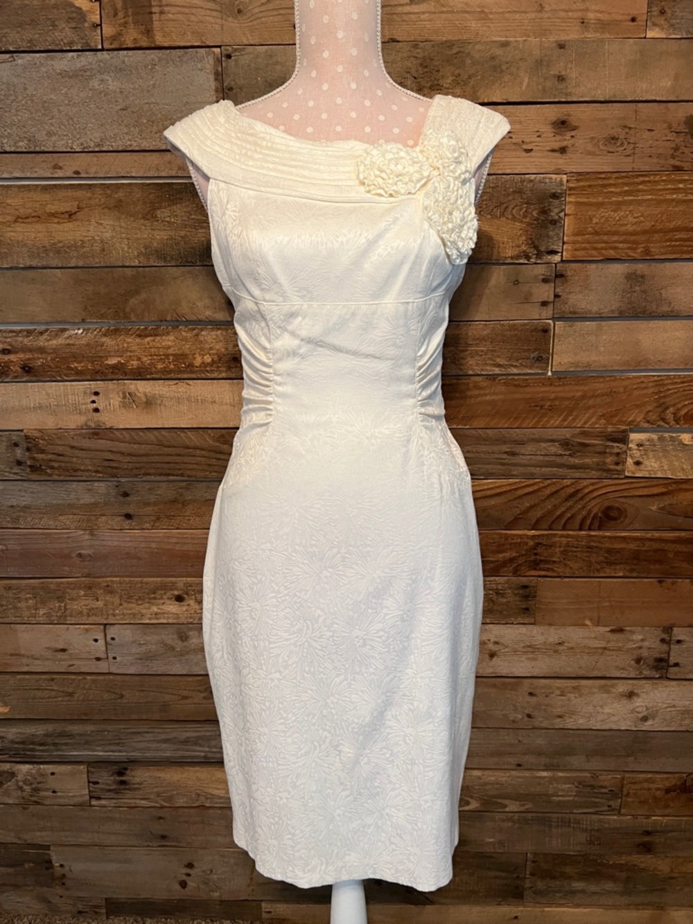 Elegant Cream Floral-Texture Sheath Dress with Decorative Shoulder